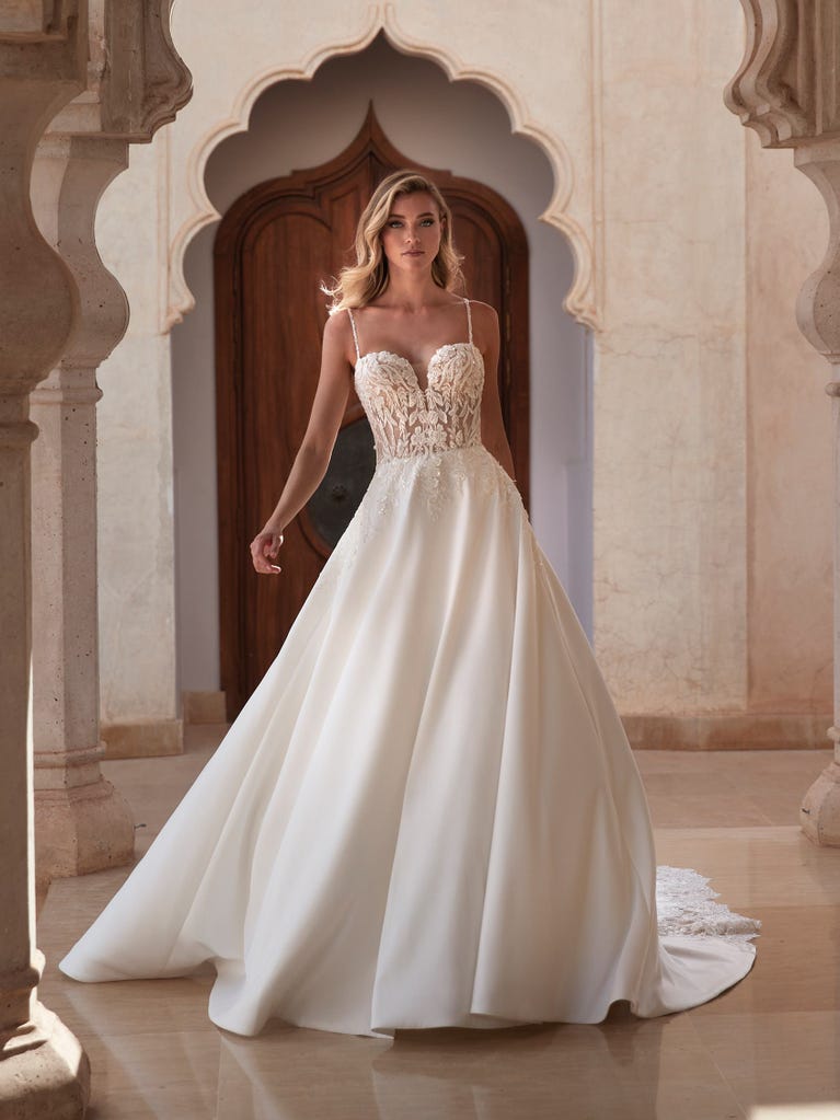 pronovias MISTI | Vestido de novia corte en a con escote de pico | Pronovias