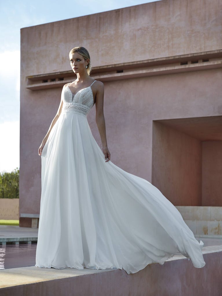 pronovias MORGAT | Vestido de novia corte en a con escote de pico | Pronovias