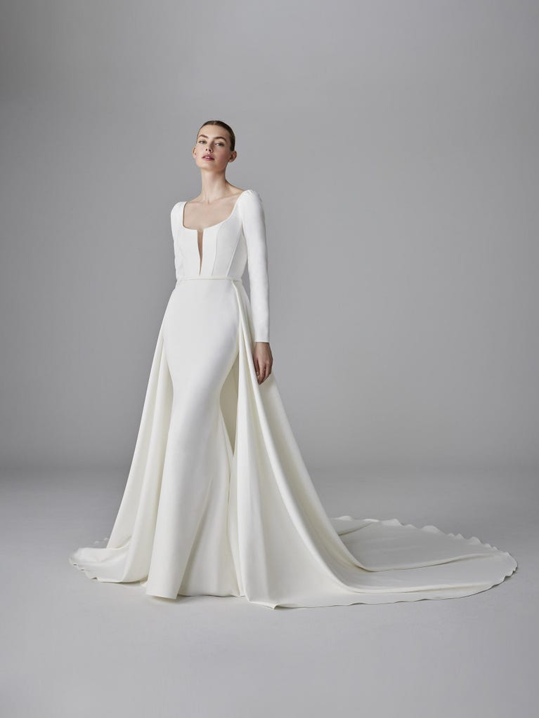 pronovias OROPHA | Vestido de novia sirena con escote de pico | Pronovias