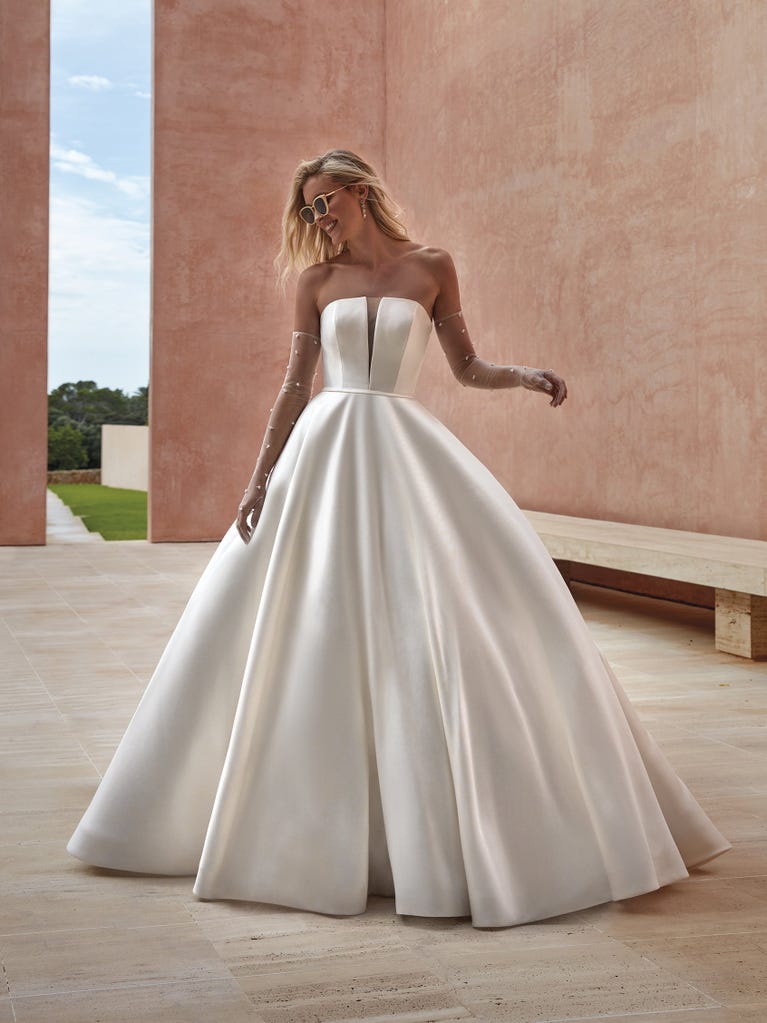 pronovias OZEN | Vestido de novia corte en a con escote de pico | Pronovias