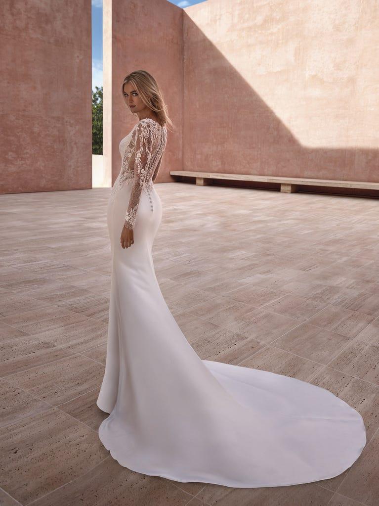 Pronovias PARISIA | Vestido De Novia Sirena Con Escote Barco | Pronovias