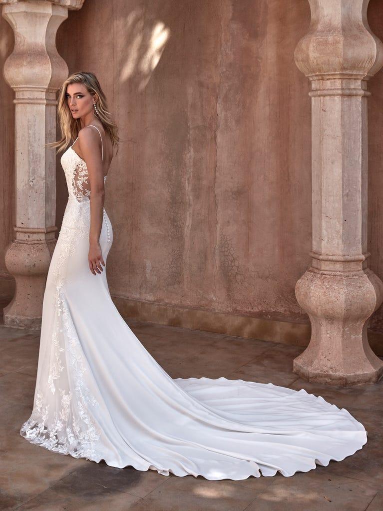 Pronovias RIAU | Vestido De Novia Sirena Con Escote De Pico | Pronovias