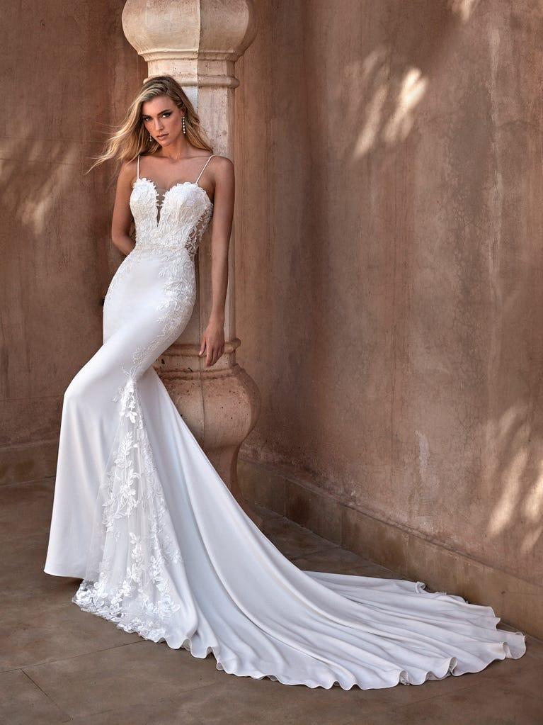 pronovias RIAU | Vestido de novia sirena con escote de pico | Pronovias