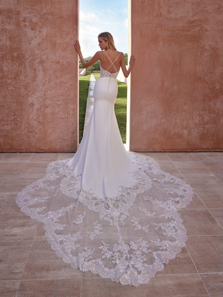 Pronovias ROANNA | Vestido De Novia Sirena Con Escote De Pico | Pronovias