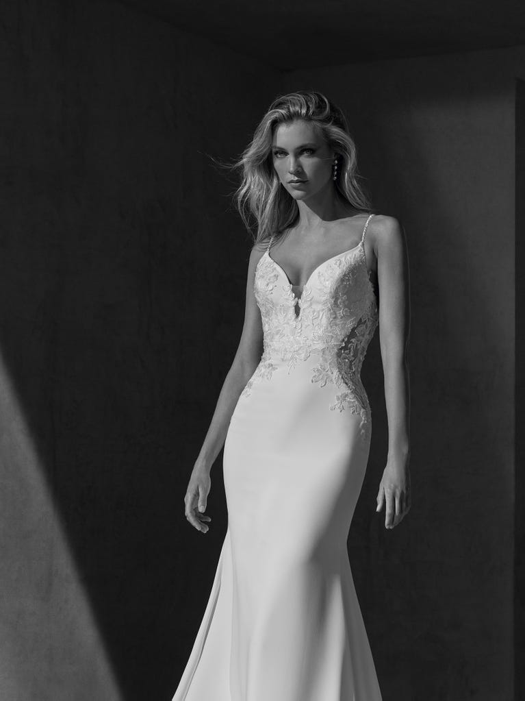 Pronovias ROANNA | Vestido De Novia Sirena Con Escote De Pico | Pronovias