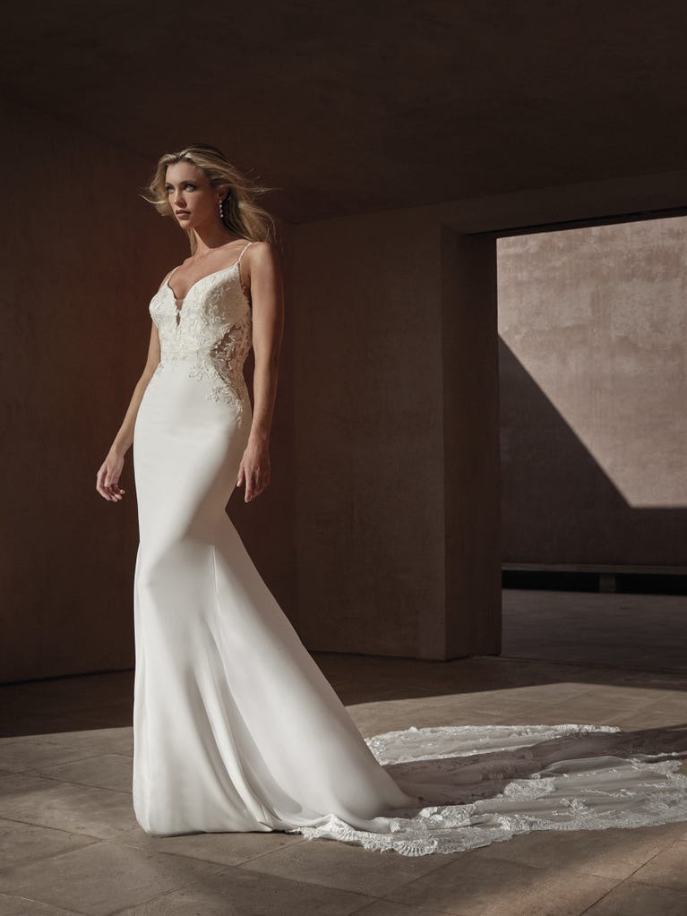 pronovias ROANNA | Vestido de novia sirena con escote de pico | Pronovias
