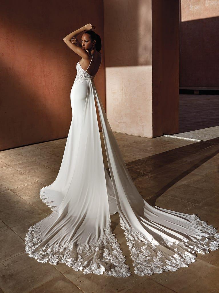 Pronovias ROMAN | Vestido De Novia Sirena Con Escote De Pico | Pronovias