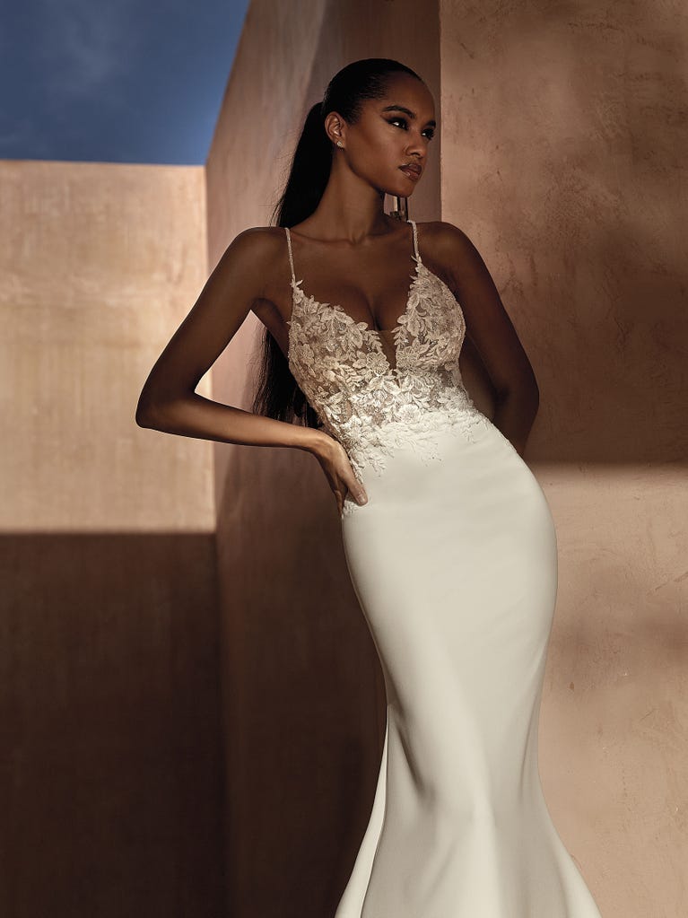 Pronovias ROMAN | Vestido De Novia Sirena Con Escote De Pico | Pronovias