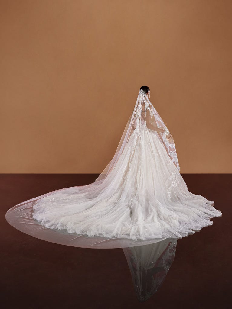 Pronovias SAI | Vestido De Novia Princesa Con Escote De Pico | Pronovias