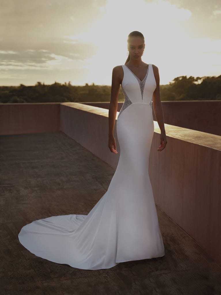 Pronovias SEEA | Vestido De Novia Sirena Con Escote De Pico | Pronovias