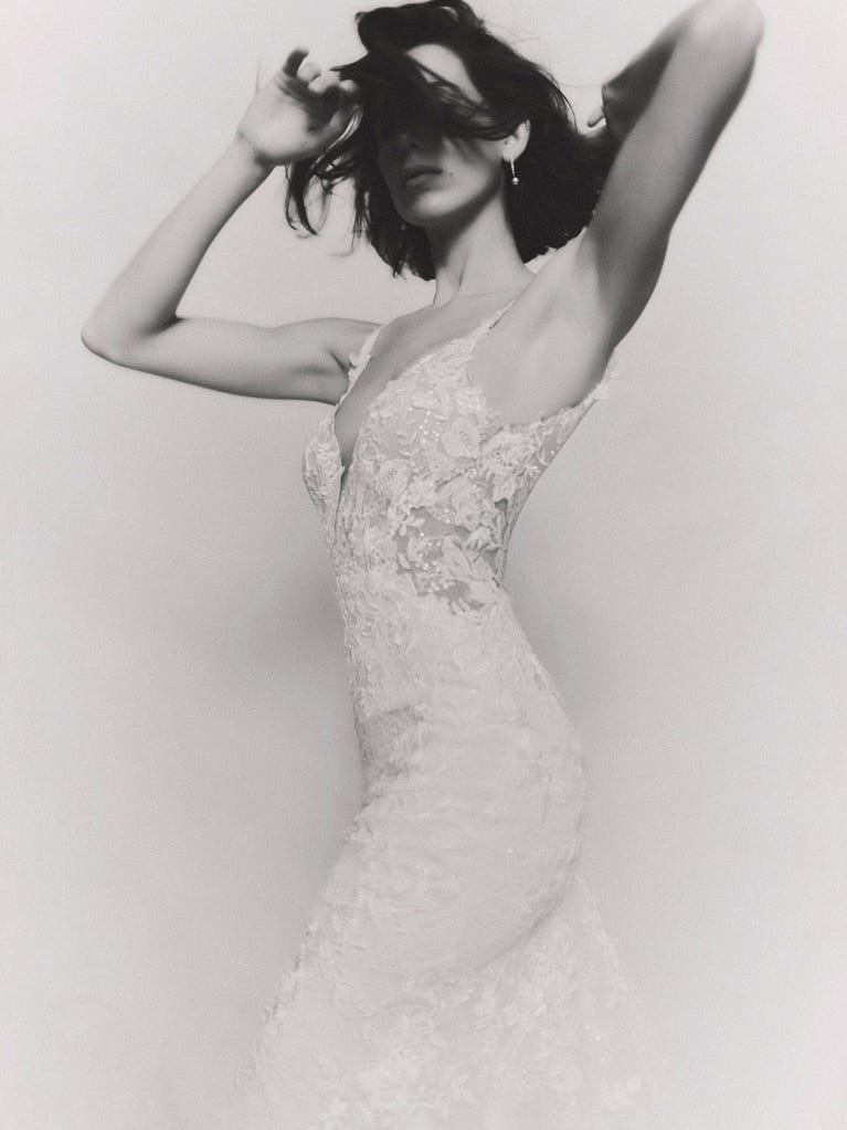 pronovias SEYCHELLES | Vestido de novia sirena con escote de pico | Pronovias