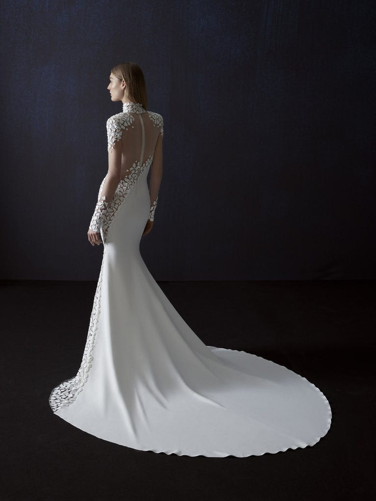 Pronovias TAPIES | Vestido De Novia Sirena Con Escote Cisne | Atelier Pronovias