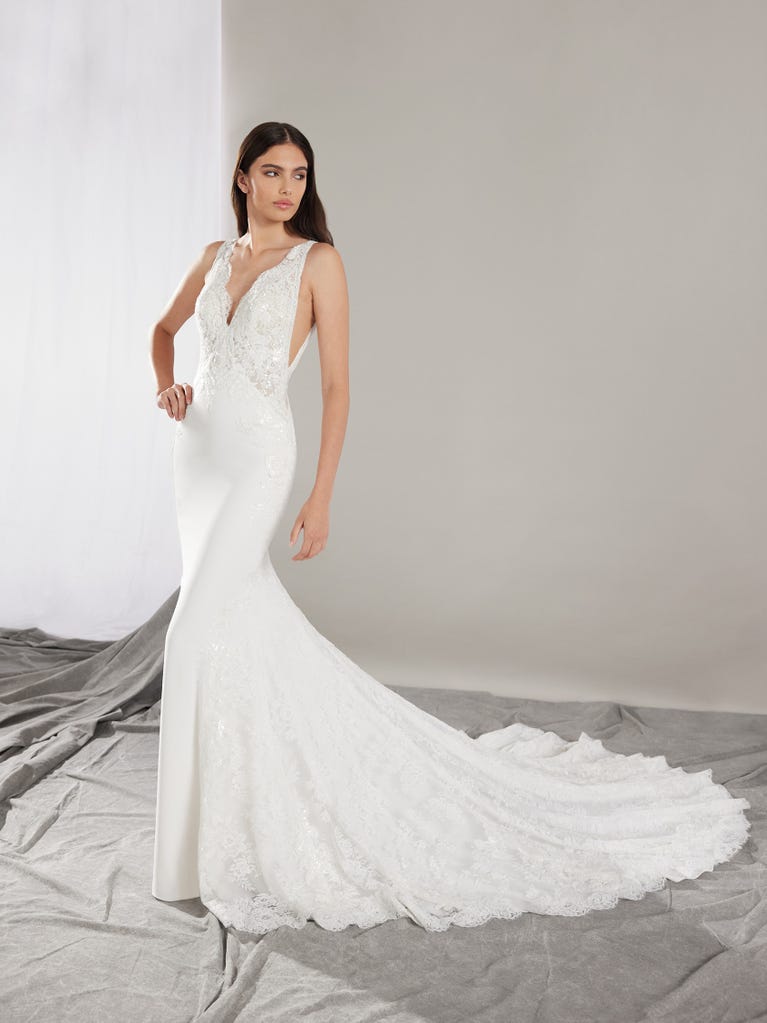 pronovias TRIE | Vestido de novia sirena con escote de pico | Pronovias