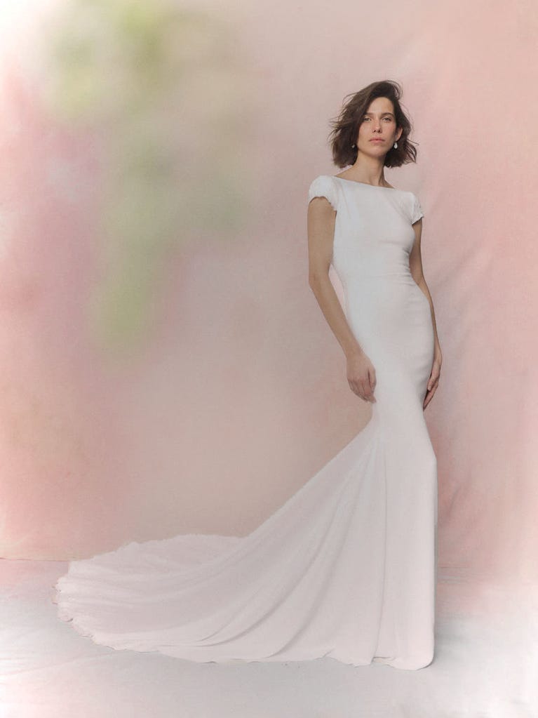 pronovias Vestido de novia corte sirena escote barco y manga corta | Pronovias