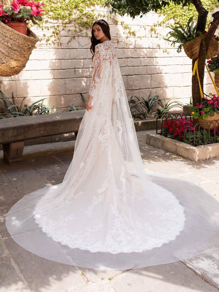 pronovias Vestido de novia sirena escote corazón y manga larga | Pronovias