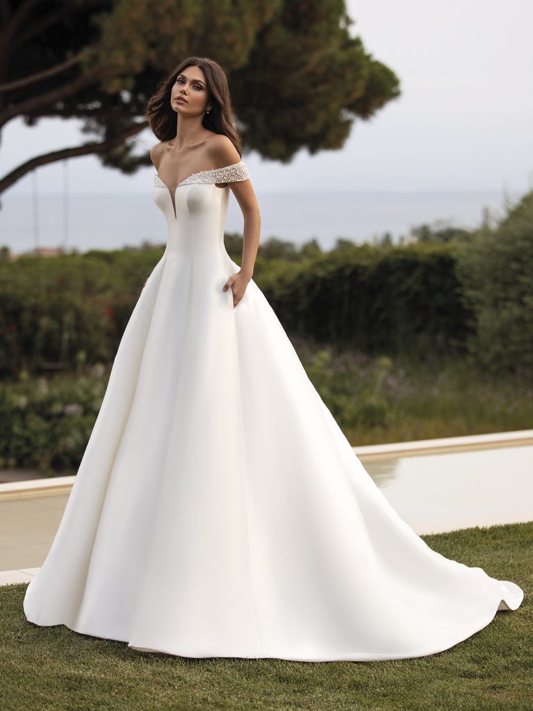 pronovias Vestido princesa con manguitos y espalda descubierta en mikado | Pronovias