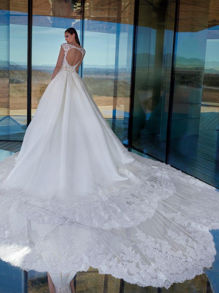 Pronovias VIVIANITE | Vestido De Novia Princesa Con Escote De Pico | Pronovias