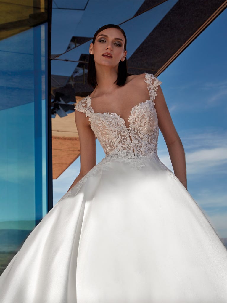 Pronovias VIVIANITE | Vestido De Novia Princesa Con Escote De Pico | Pronovias