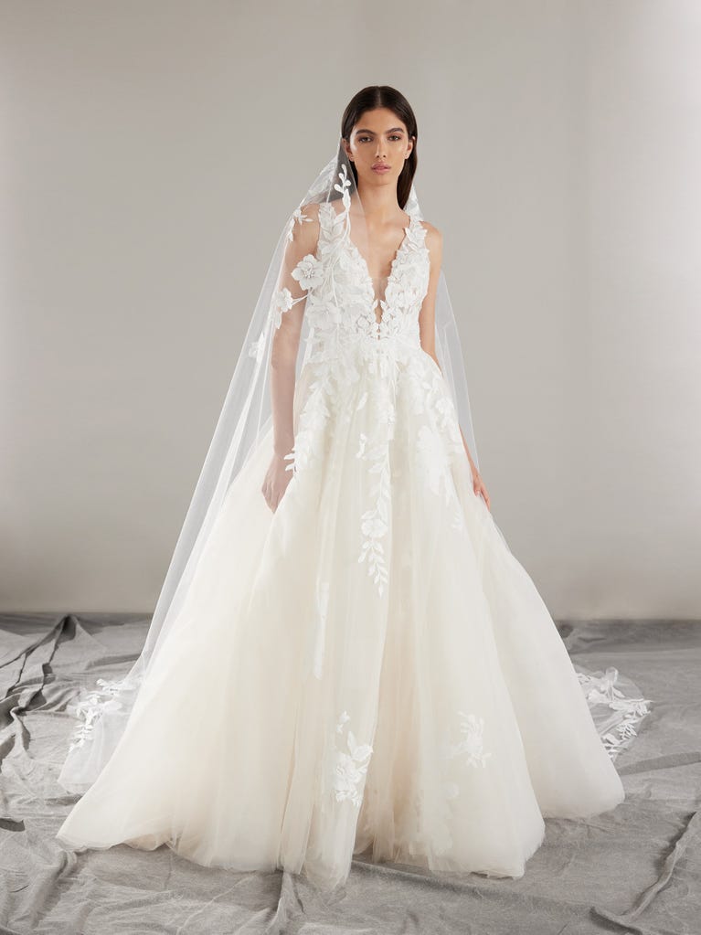 pronovias WEST | Vestido de novia corte en a con escote de pico | Pronovias