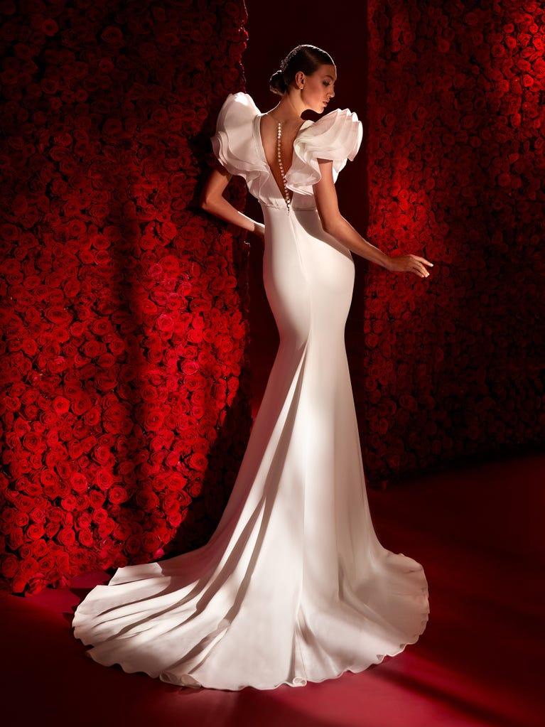 Pronovias WOOLF | Vestido De Novia Sirena Con Escote De Pico | Atelier Pronovias