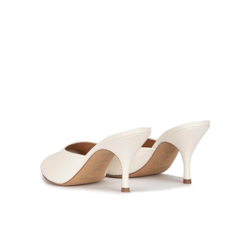 Pura López Mules De Tacón Medio Curvo En Piel Blanco Roto