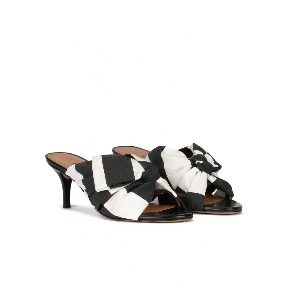 Pura López Mules De Tacón Medio En Blanco Y Negro Con Lazo En Tejido