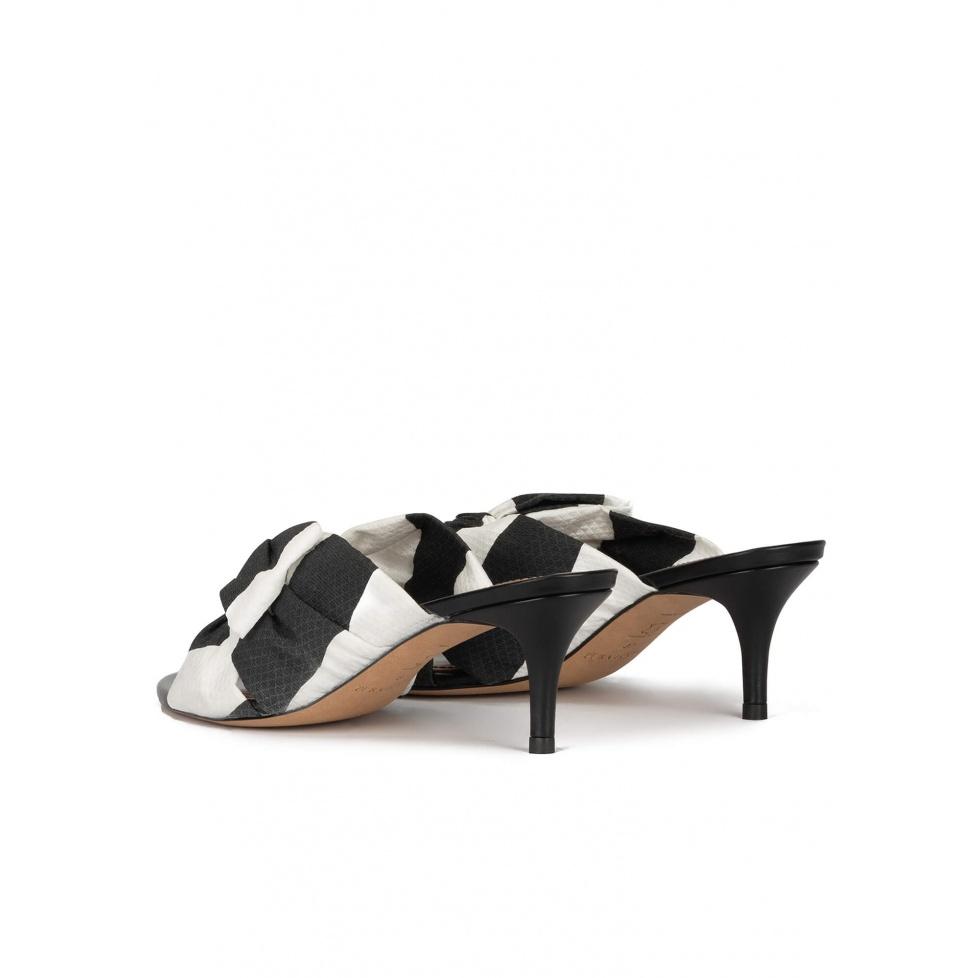 Pura López Mules De Tacón Medio En Blanco Y Negro Con Lazo En Tejido