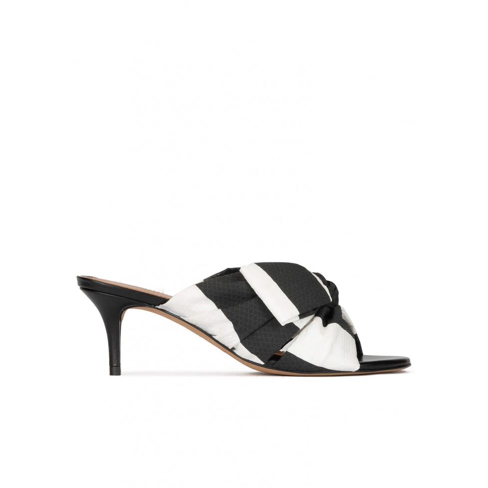 pura lópez Mules de tacón medio en blanco y negro con lazo en tejido