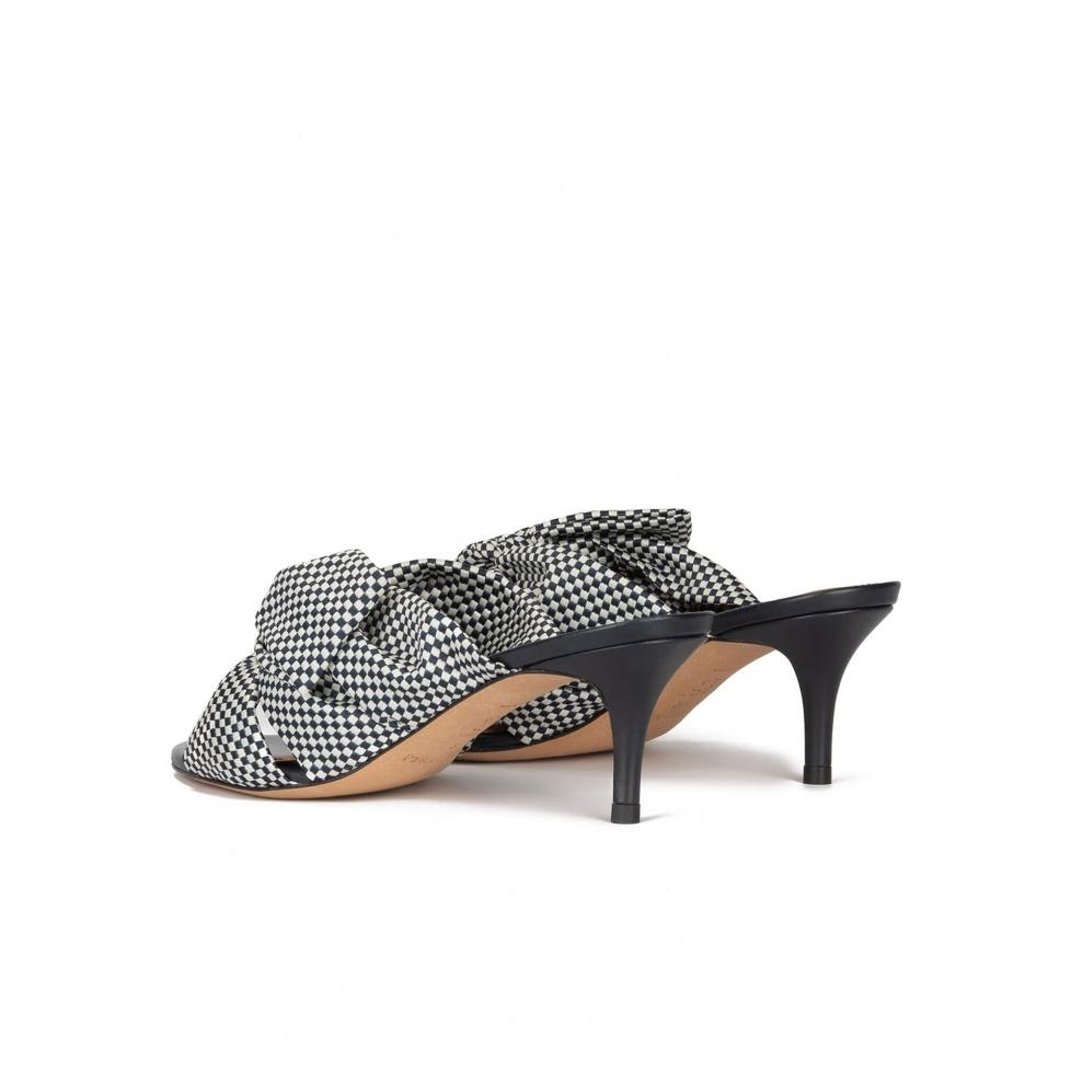 Pura López Mules De Tacón Medio En Tejido A Cuadros Azul Y Blanco