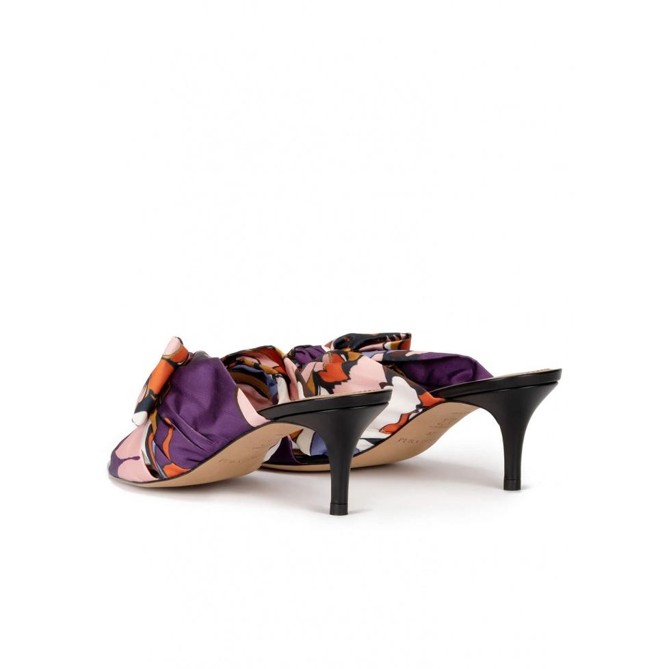 Pura López Mules De Tacón Medio Fino En Tejido Estampado