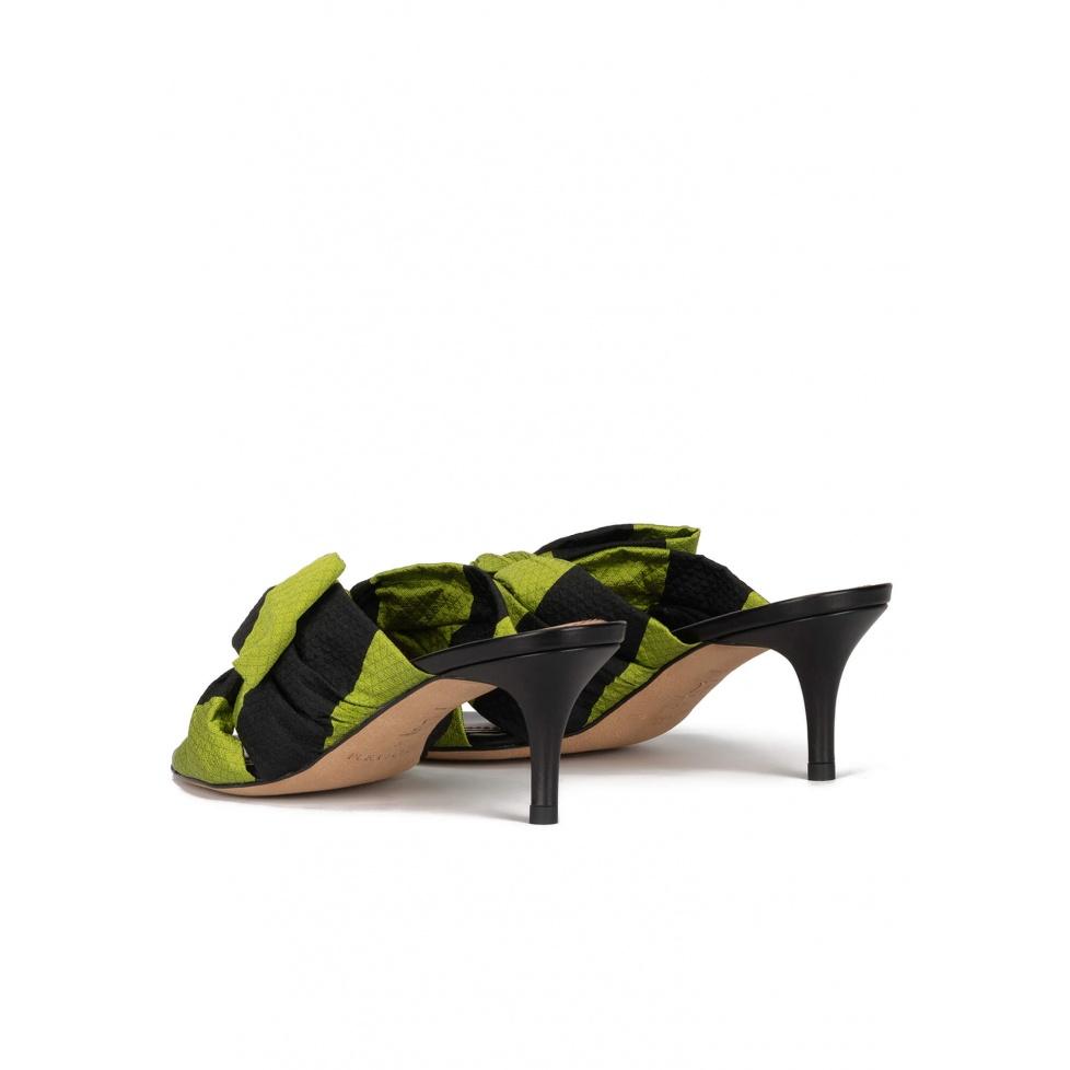 Pura López Mules De Tacón Medio Fino En Tejido Verde Y Negro Con Lazo