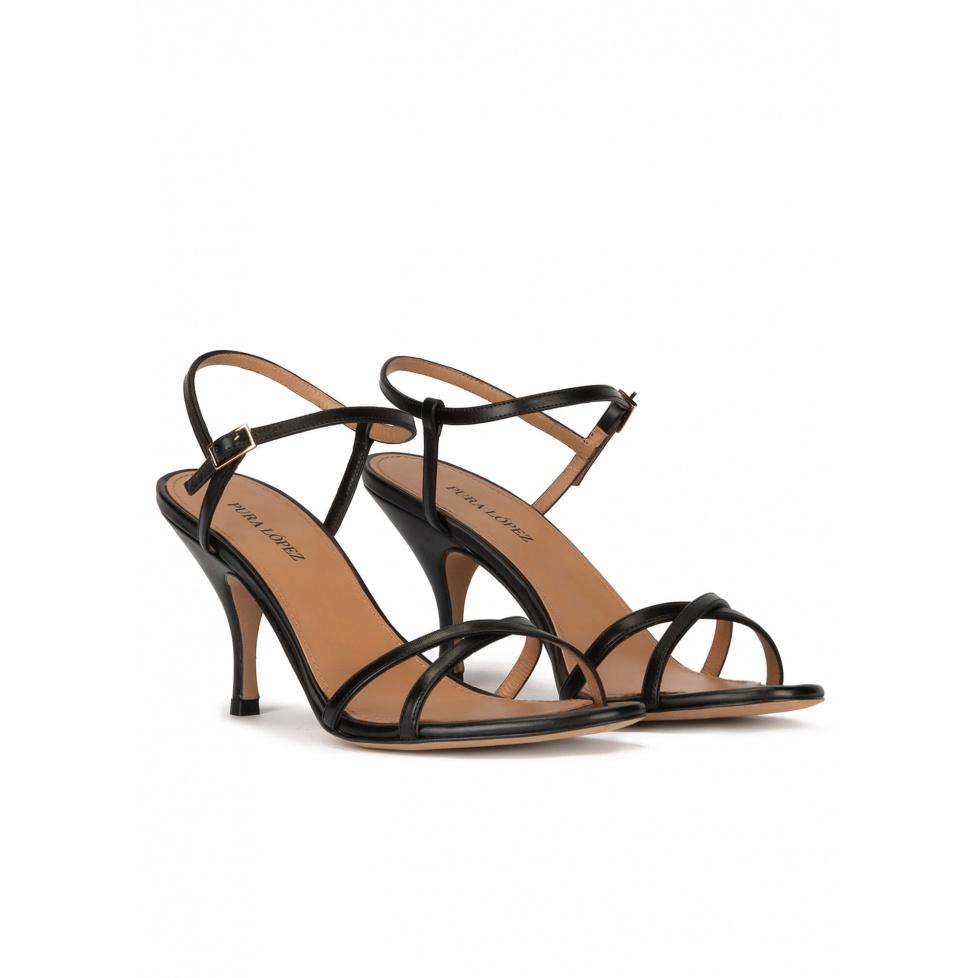 Pura López Sandalia De Tacón Medio En Piel Color Negro Con Diseño De Tiras