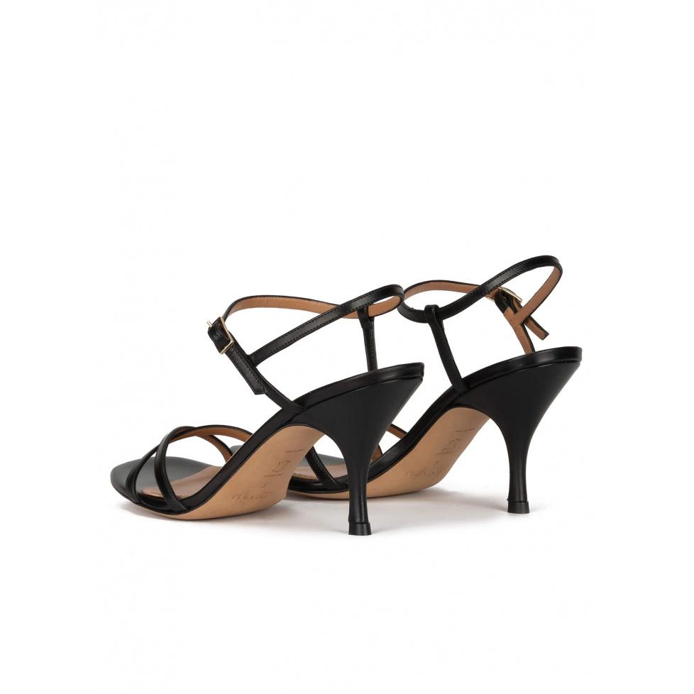 Pura López Sandalia De Tacón Medio En Piel Color Negro Con Diseño De Tiras