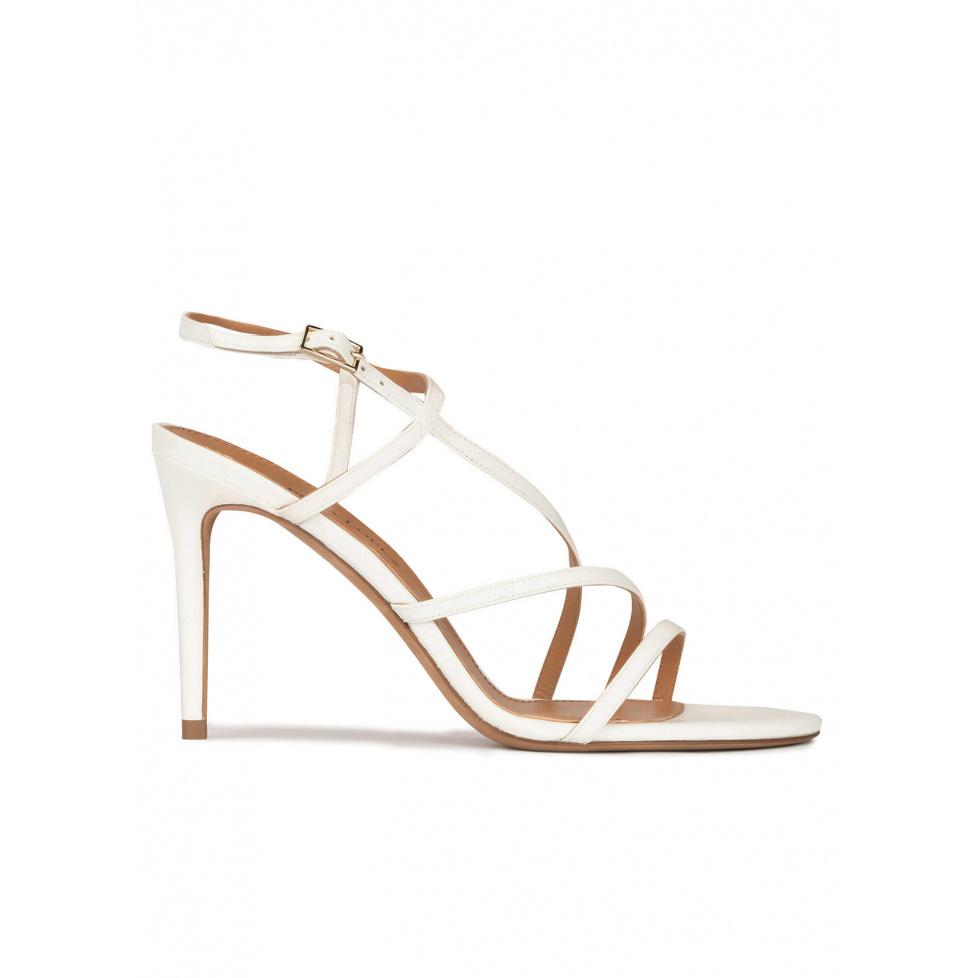 pura lópez Sandalia de tiras con tacón stiletto en piel blanco roto