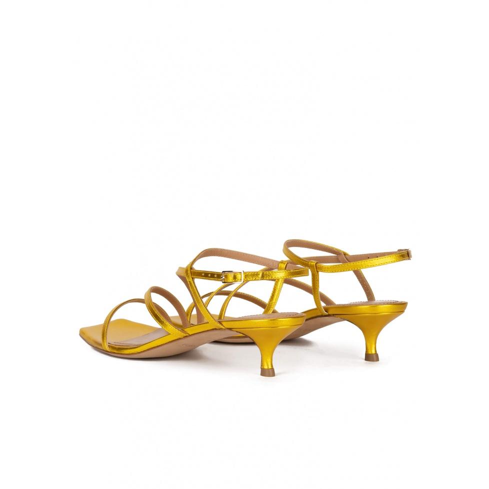 Pura López Sandalias Amarillas De Piel Metalizada Con Tacón Medio Y Puntera Cuadrada