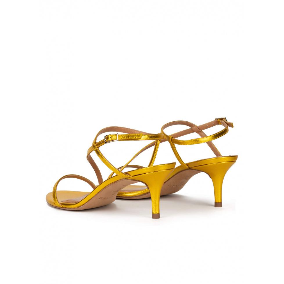 Pura López Sandalias Amarillas De Tacón Medio Fino En Piel Metalizada