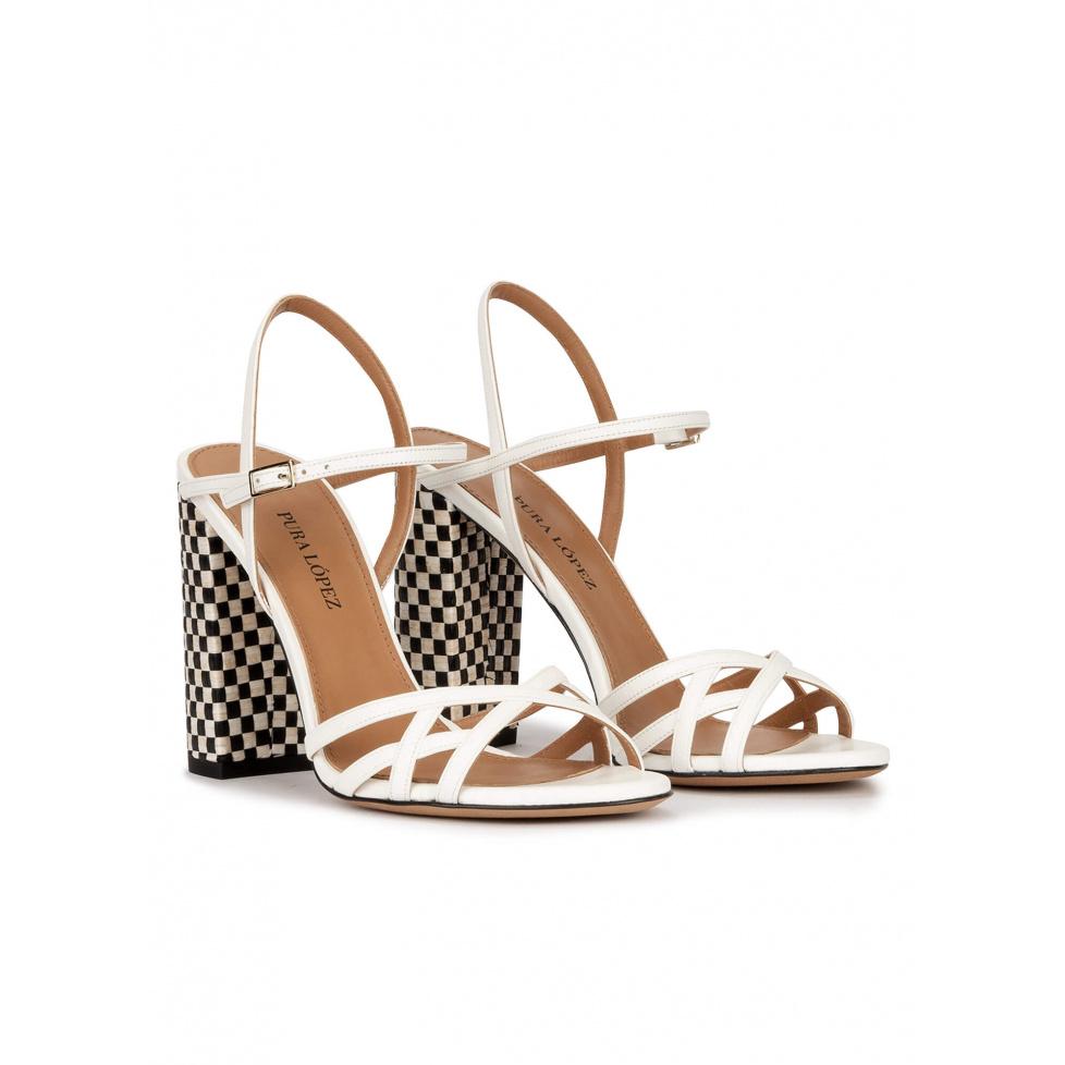 Pura López Sandalias Blancas De Piel Con Tacón Ancho Y Diseño De Tiras
