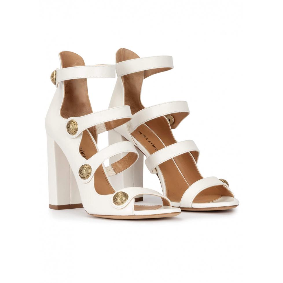 Pura López Sandalias Blancas De Tacón Ancho En Piel Con Botones Dorados