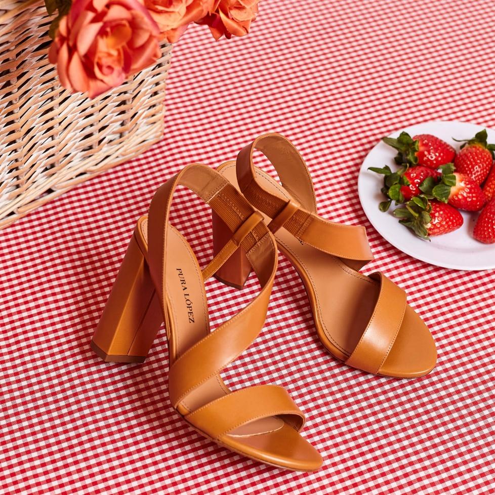 Pura López Sandalias Camel De Piel Con Tacón Alto Ancho