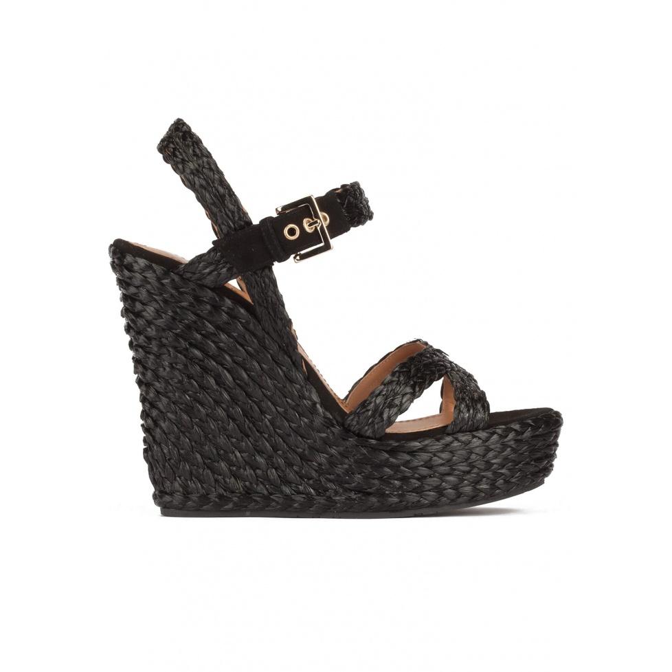 pura lópez Sandalias de cuña alta en rafia color negro con hebilla lateral