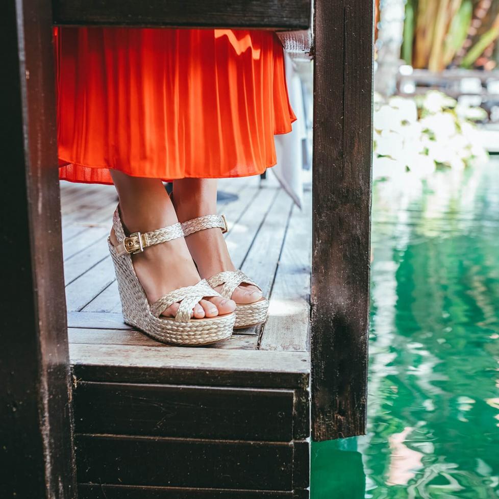 Pura López Sandalias De Cuña Alta En Rafia Satinada Color Platín