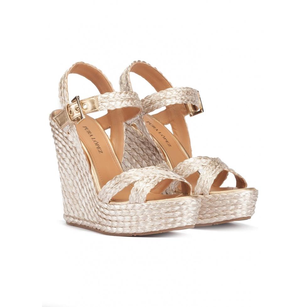 Pura López Sandalias De Cuña Alta En Rafia Satinada Color Platín