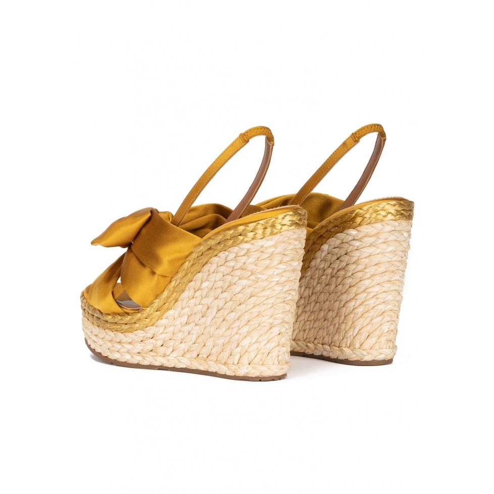 Pura López Sandalias De Raso Amarillo Ocre Con Cuña En Rafia Natural