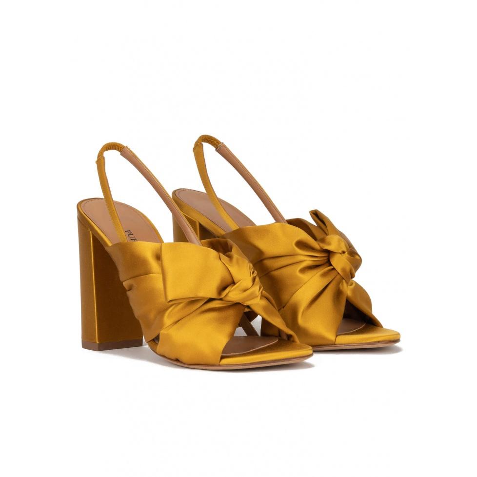 Pura López Sandalias De Tacón Alto Ancho En Raso Ocre Con Detalle De Lazo
