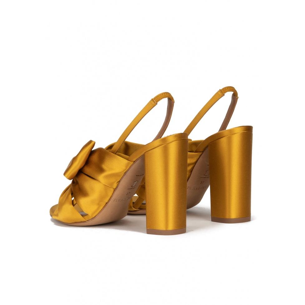 Pura López Sandalias De Tacón Alto Ancho En Raso Ocre Con Detalle De Lazo