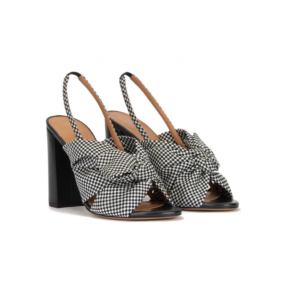 Pura López Sandalias De Tacón Alto Ancho En Tejido A Cuadros Blancos Y Azules