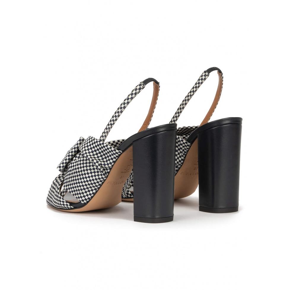 Pura López Sandalias De Tacón Alto Ancho En Tejido A Cuadros Blancos Y Azules