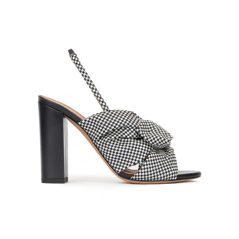 Pura López Sandalias De Tacón Alto Ancho En Tejido A Cuadros Blancos Y Azules