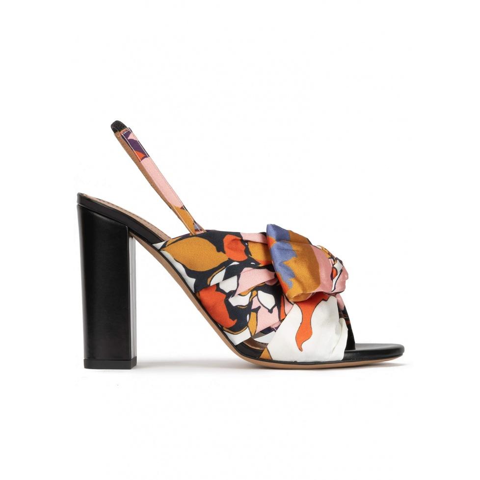 pura lópez Sandalias de tacón alto ancho en tejido con print floral