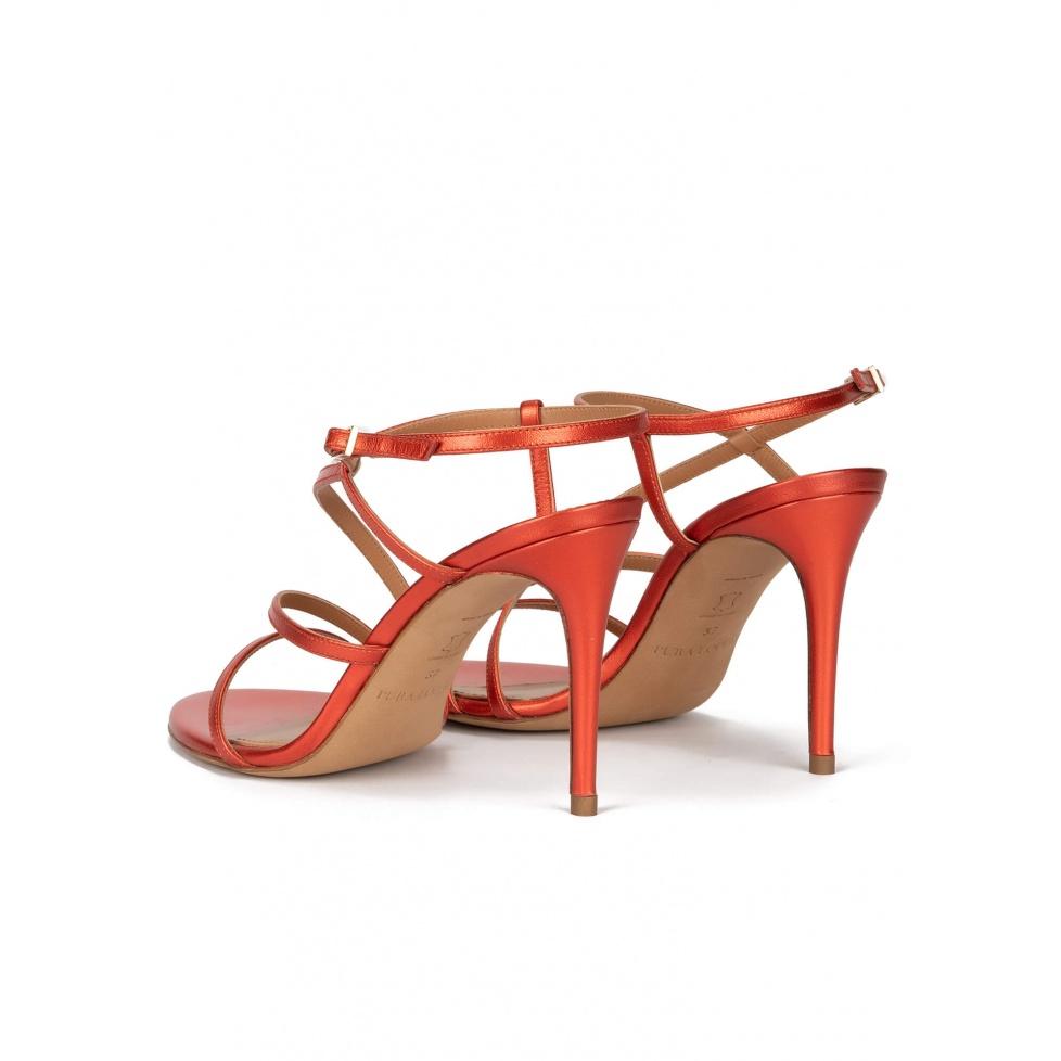 Pura López Sandalias De Tacón Alto En Piel Metalizada Coral Con Diseño De Tiras